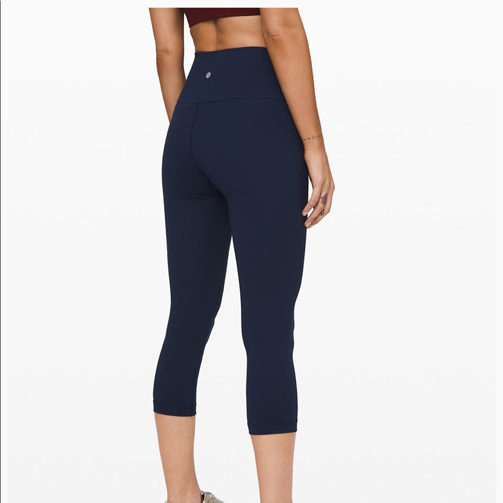 Lululemon Wonder Under Crop 21” in Navy Blue